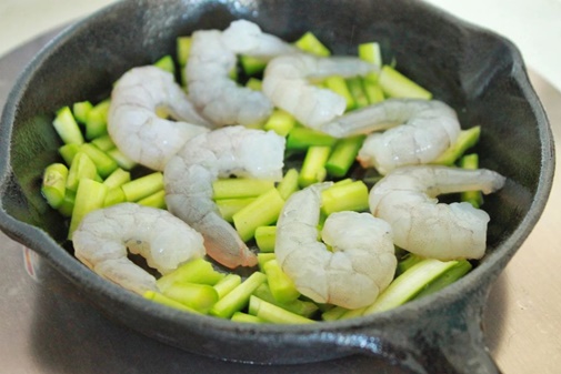 Trà gừng nhãn đơn giản cho bạn nhâm nhi ngày mưa gió