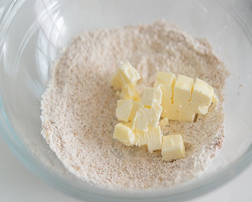 Trà hạnh nhân với quẩy  Cách thưởng thức trà mới lạ, độc đáo