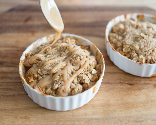 Trà hạnh nhân với quẩy  Cách thưởng thức trà mới lạ, độc đáo