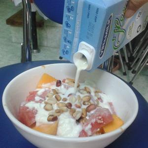 Cách làm trái cây trộn sữa chua