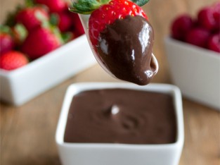 Trái cây tươi chấm sữa chua chocolate quế