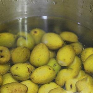 Cách làm trám kho cá thu