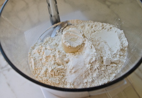 Tráng miệng thơm ngon với bánh mặn Tây Ban Nha và salad cà chua