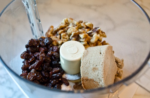 Tráng miệng thơm ngon với bánh mặn Tây Ban Nha và salad cà chua