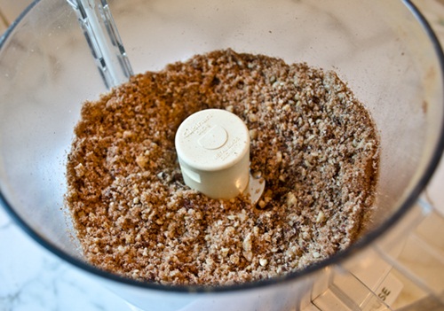 Tráng miệng thơm ngon với bánh mặn Tây Ban Nha và salad cà chua