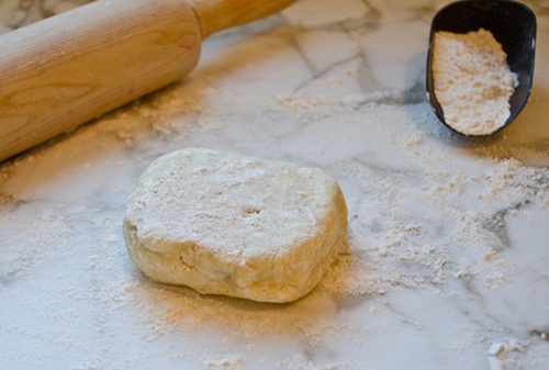 Tráng miệng thơm ngon với bánh mặn Tây Ban Nha và salad cà chua