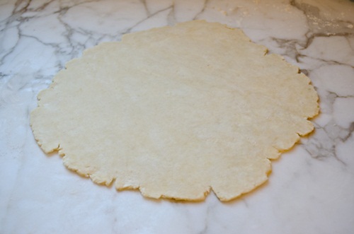 Tráng miệng thơm ngon với bánh mặn Tây Ban Nha và salad cà chua