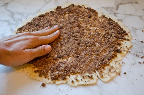 Tráng miệng thơm ngon với bánh mặn Tây Ban Nha và salad cà chua