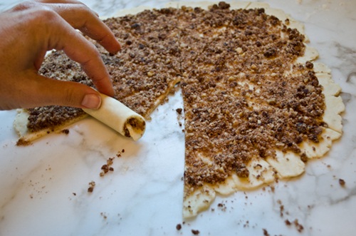 Tráng miệng thơm ngon với bánh mặn Tây Ban Nha và salad cà chua