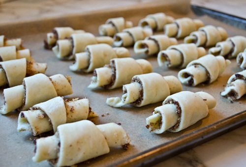 Tráng miệng thơm ngon với bánh mặn Tây Ban Nha và salad cà chua