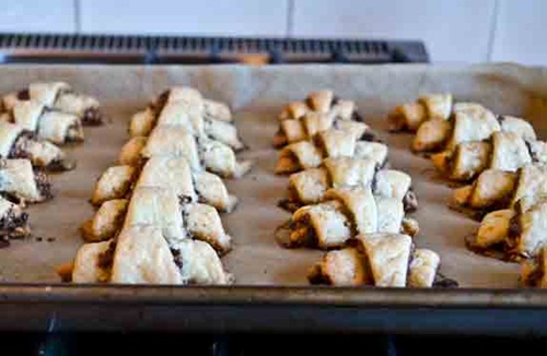 Tráng miệng thơm ngon với bánh mặn Tây Ban Nha và salad cà chua