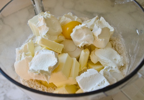 Tráng miệng thơm ngon với bánh mặn Tây Ban Nha và salad cà chua