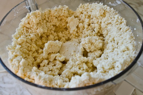 Tráng miệng thơm ngon với bánh mặn Tây Ban Nha và salad cà chua