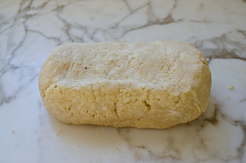 Tráng miệng thơm ngon với bánh mặn Tây Ban Nha và salad cà chua