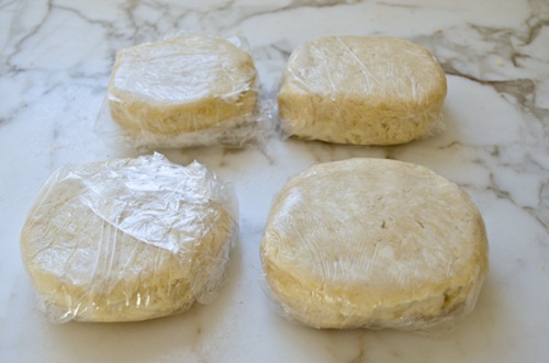 Tráng miệng thơm ngon với bánh mặn Tây Ban Nha và salad cà chua