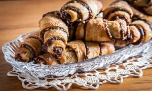 Tráng miệng thơm ngon với bánh mặn Tây Ban Nha và salad cà chua