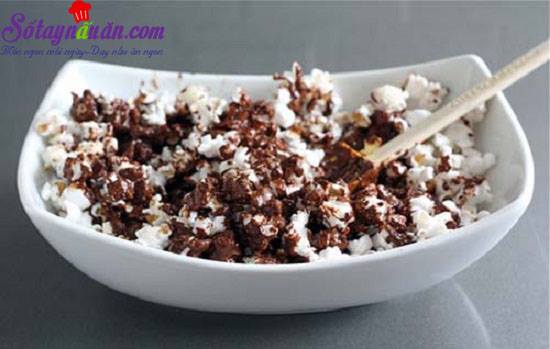 Trổ tài làm bắp rang bơ chocolate