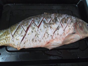 Trổ tài làm cá hấp bia chiêu đãi cả nhà