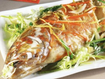 Trổ tài làm cá hấp bia chiêu đãi cả nhà