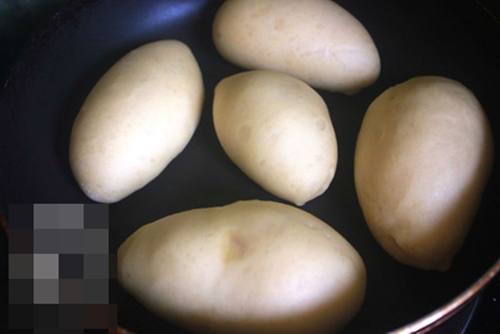 Trổ tài làm hàu nướng phô mai cực lạ, ăn trăm con cũng hết