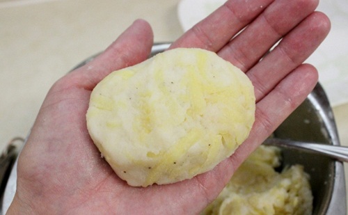 Trổ tài nấu nướng với món thịt heo cuộn phô mai hấp dẫn, thơm ngon