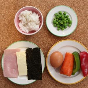 Cách làm trứng bọc cơm chiên hình gà