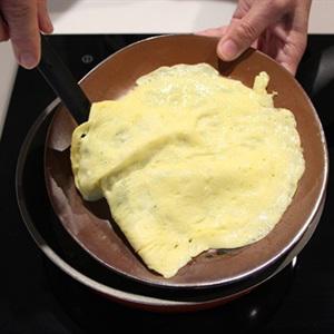 Cách làm trứng bọc cơm chiên hình gà