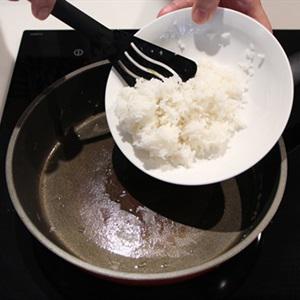 Cách làm trứng bọc cơm chiên hình gà