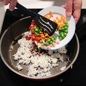 Cách làm trứng bọc cơm chiên hình gà