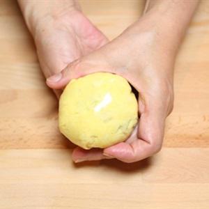 Cách làm trứng bọc cơm chiên hình gà