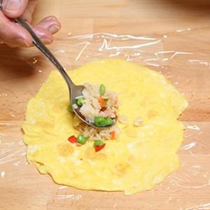 Cách làm trứng bọc cơm chiên hình gà