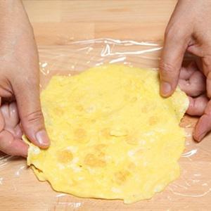 Cách làm trứng bọc cơm chiên hình gà