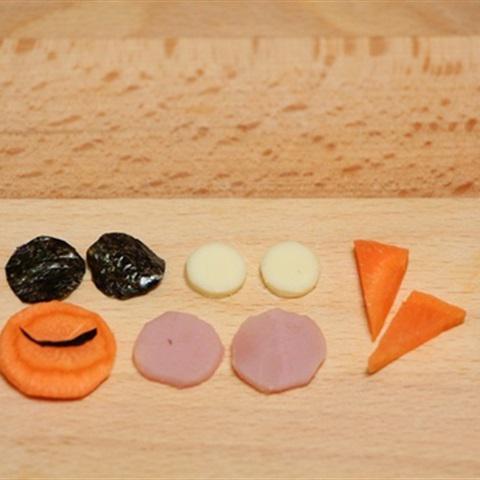 Cách làm trứng bọc cơm chiên hình gà