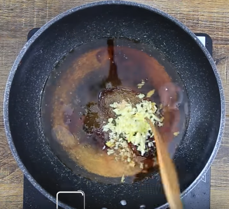 Trứng bọc cơm rang kiểu Thái dễ làm, ngon mắt, đãi no cả nhà