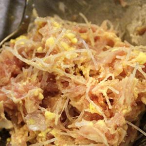 Cách làm trứng bọc thịt sốt cà chua