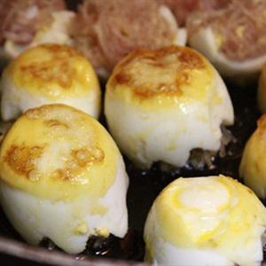 Cách làm trứng bọc thịt sốt cà chua