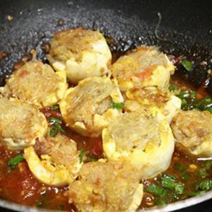 Cách làm trứng bọc thịt sốt cà chua