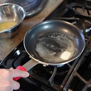 Cách làm trứng chiên bơ