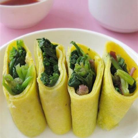 Cách làm trứng chiên cuộn cải bó xôi