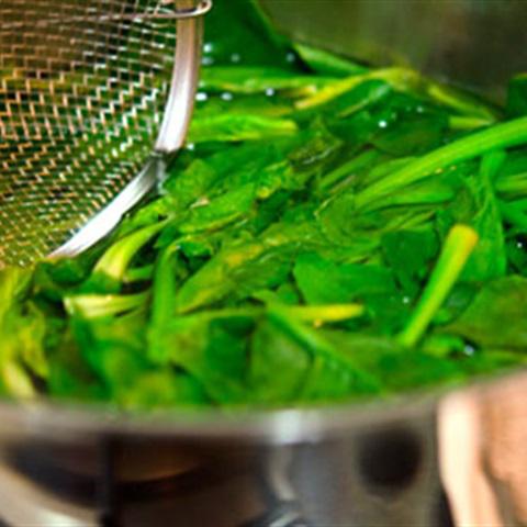 Cách làm trứng chiên cuộn cải bó xôi