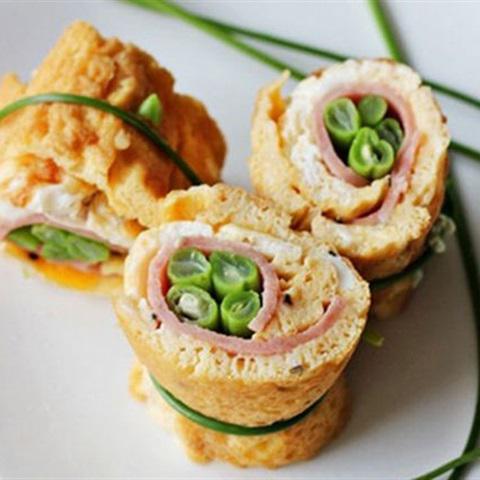 Cách làm trứng chiên cuộn đậu que