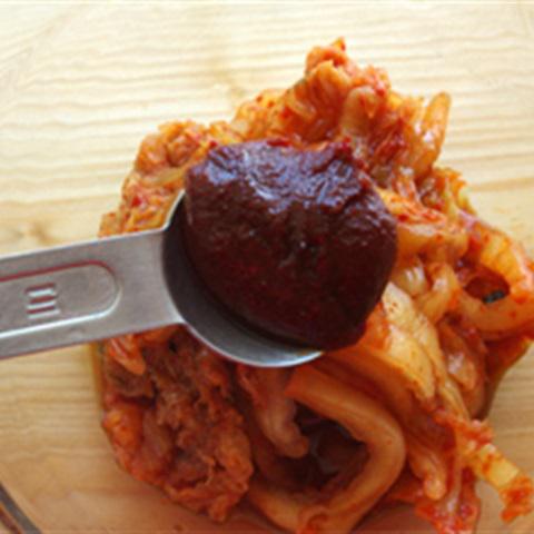 Cách làm trứng chiên cuộn kim chi