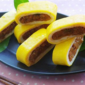 Cách làm trứng chiên cuộn kim chi