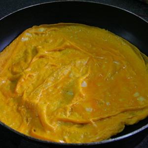 Cách làm trứng chiên cuộn thịt bò