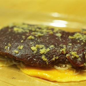 Cách làm trứng chiên cuộn thịt bò