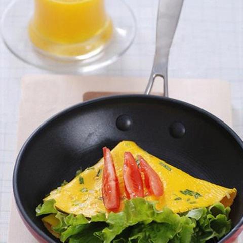 Cách làm trứng chiên cuộn xà lách