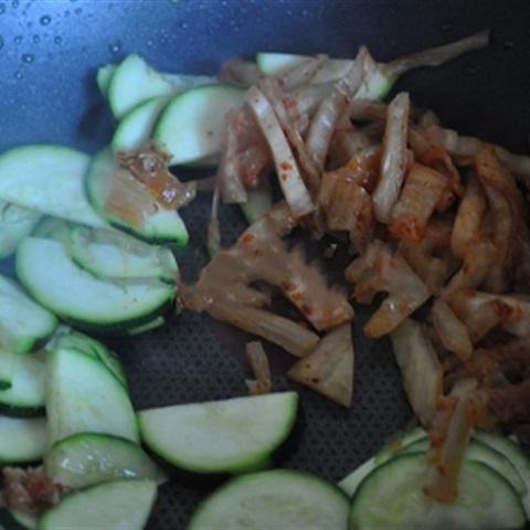 Cách làm trứng chiên kim chi