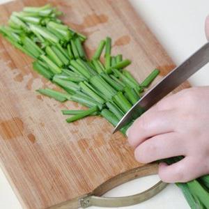 Cách làm trứng chiên lá hẹ