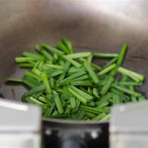 Cách làm trứng chiên lá hẹ