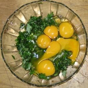 Cách làm trứng chiên lá ngải cứu